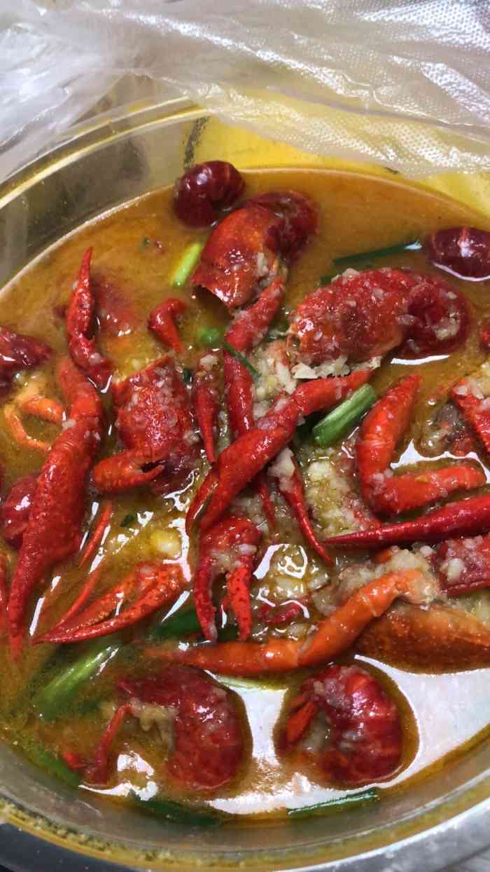 俺爹说这家的龙虾不错,点了份外卖,甜甜的,里面还有年糕,挺好吃的