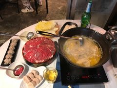 浓厚原只鸡煲花胶汤-鲜入围煮花胶鸡海鲜火锅