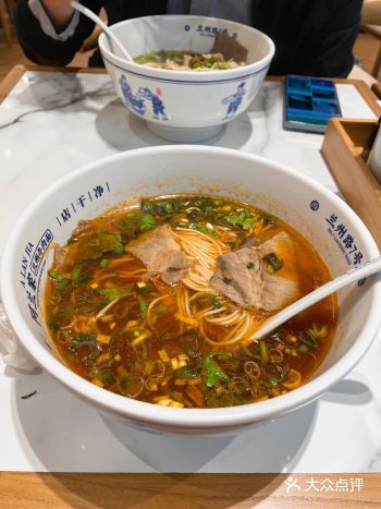 上了一上午班饥肠辘辘的，如果要等很久还影响中午休息