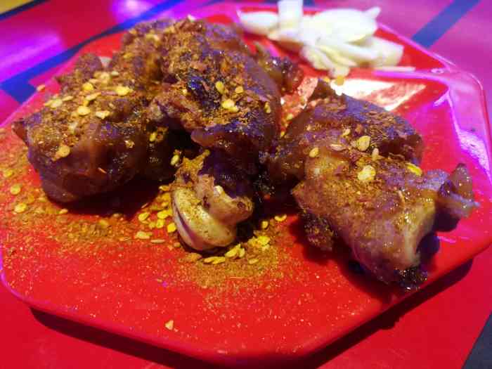 灶门坎卤味烧烤(壹号街店)-"这家店再天津路一号街……二楼……旁边是