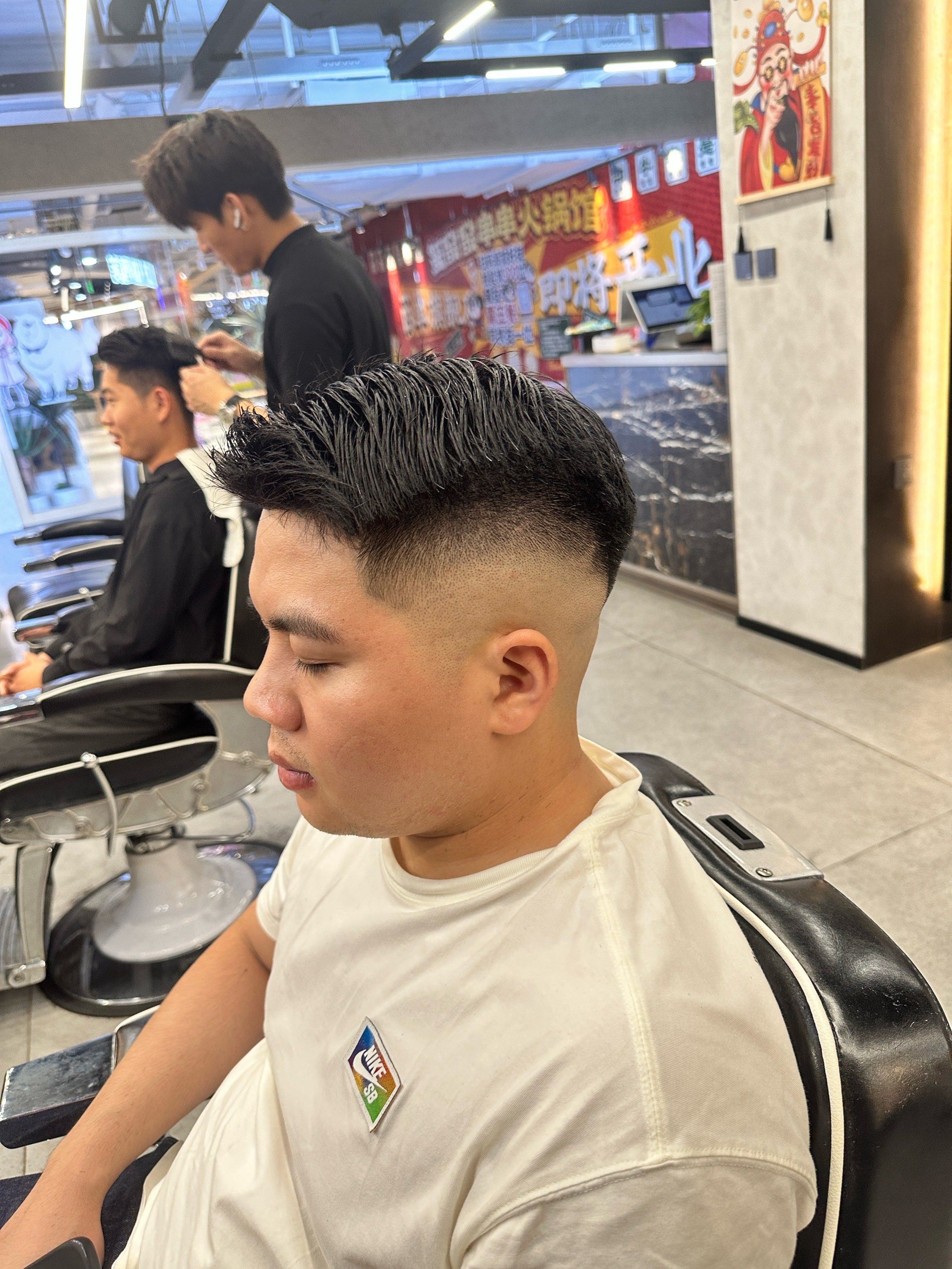 油头,流行的男士发型,这一发型设计,修饰脸型同时显得五官硬朗立体