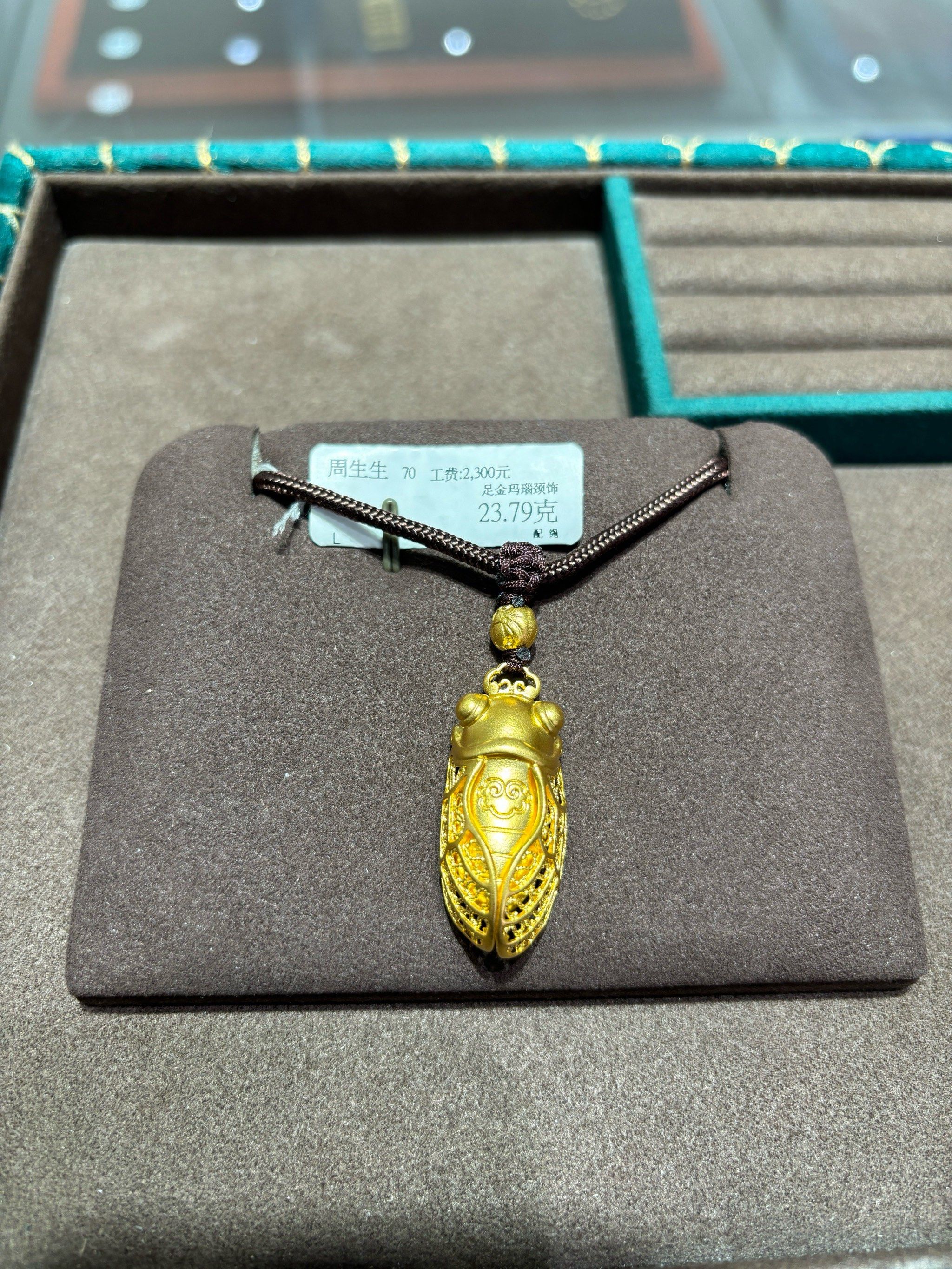 周生生金蝉挂坠