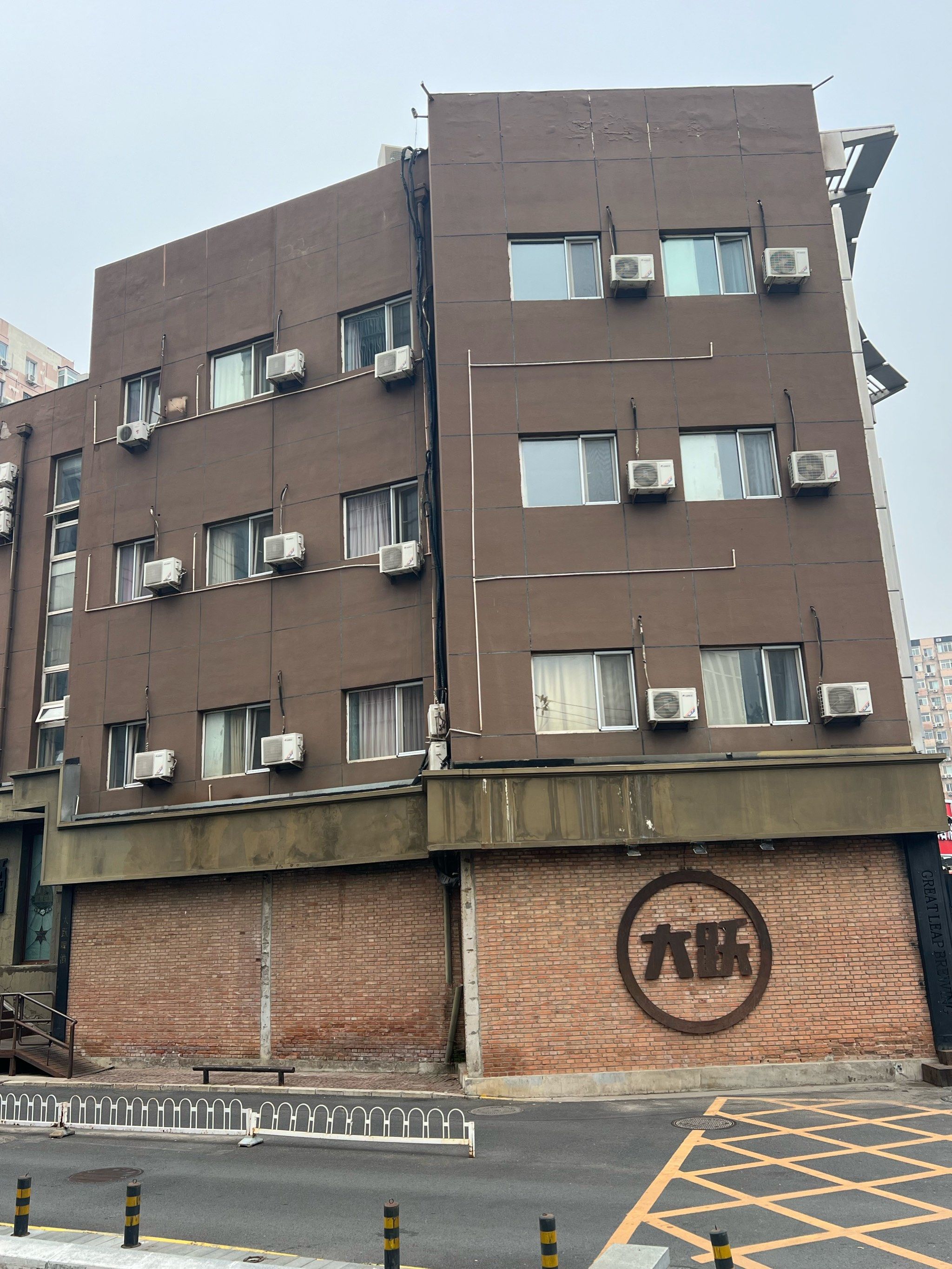 新源里繁华街角大跃啤酒