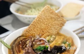 Six Fresh Rice Noodles Soup