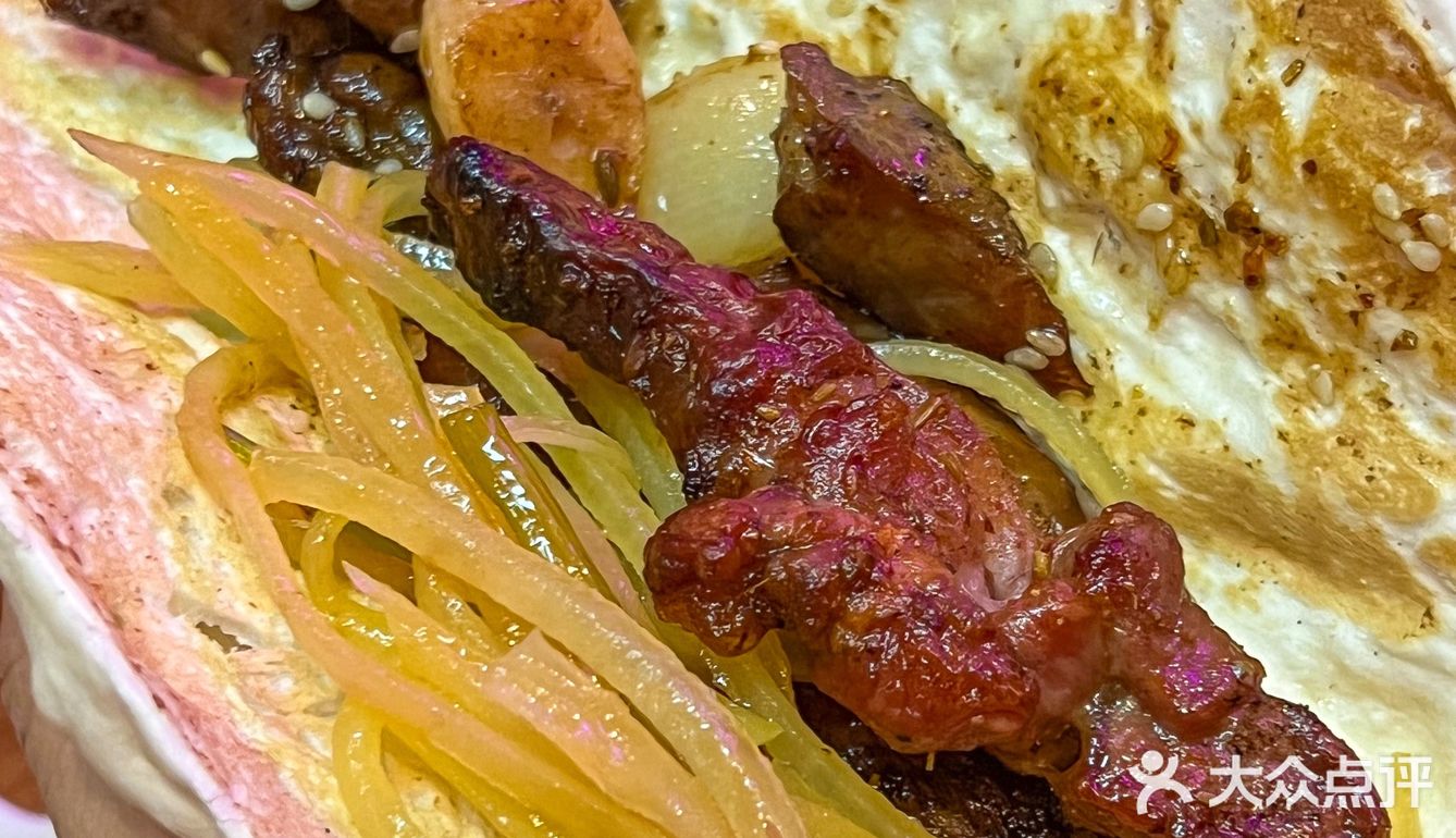 火爆济南的老金烧烤来青岛啦‼️肉串夹饼喷香