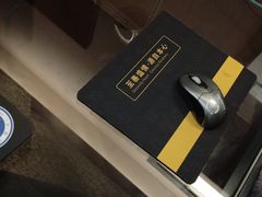 发现我有自己带鼠标之后，在桌子上给我加了一个鼠标垫-厦门长升大酒店(原厦门华美达长升大酒店)