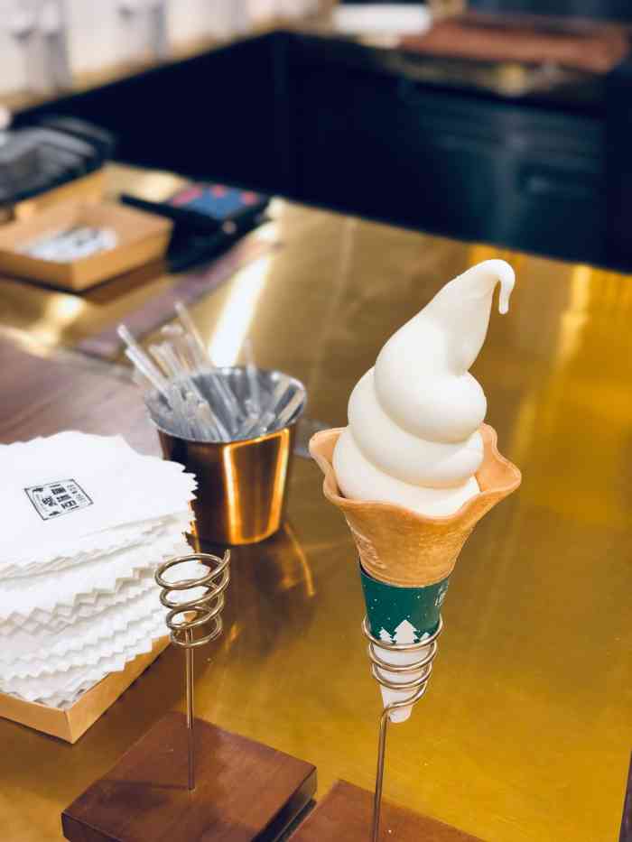 百味堂(太古广场店)-"路过看到这家冰淇淋,被宣传图片吸引,想买.