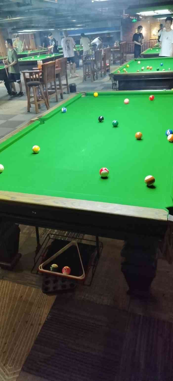 我们可是这家台球厅的老客户了以前只要一有时间或者是休假我们都回来