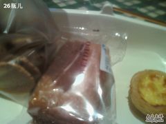饼干，中间这个草莓馅的面包还可以-味多美蛋糕(看丹桥店)