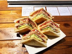 -LEO CAFE