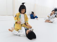 -菠萝格斗巴西柔术训练馆