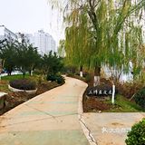 毗邻楚河汉街和东湖风景区，周边商圈林立