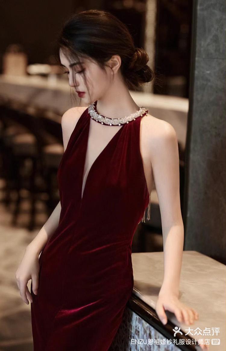 显白第一名选这款红丝绒礼服一定没错