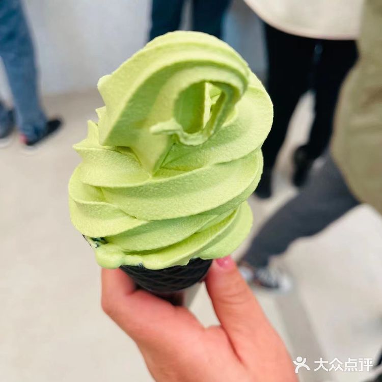 再来一个芋泥面包吧，看起来小小的面包