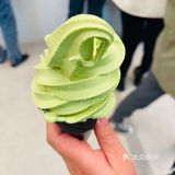 再来一个芋泥面包吧，看起来小小的面包