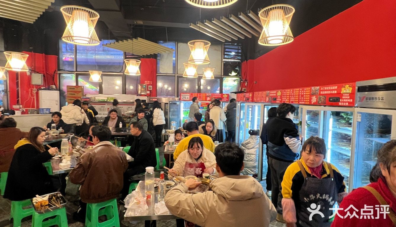 感觉整个九龙坡的人都在他家吃串串…