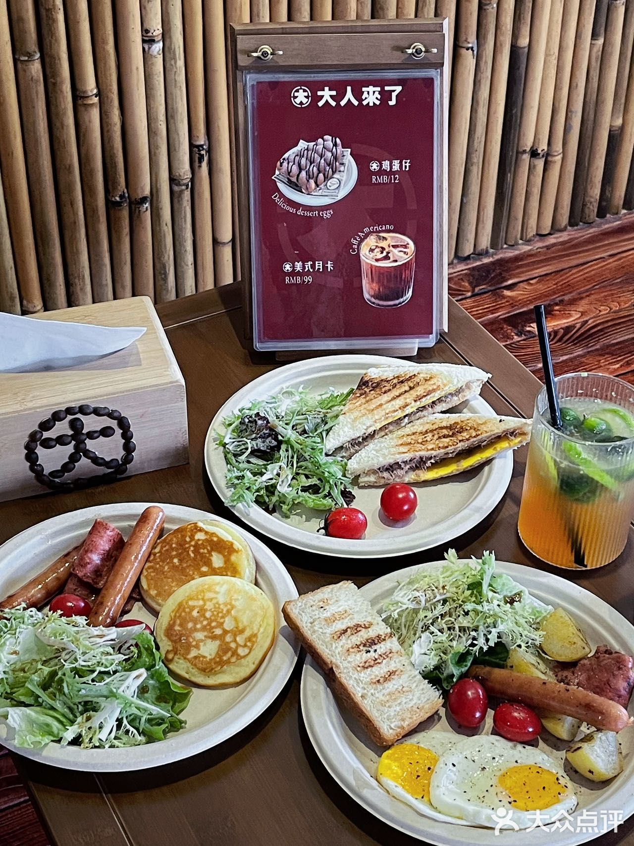 找到了一家宝藏咖啡馆，风格简约精致