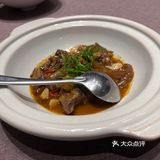 三文鱼和甜虾配上干冰和小花，氛围感十足。羊排每人一份