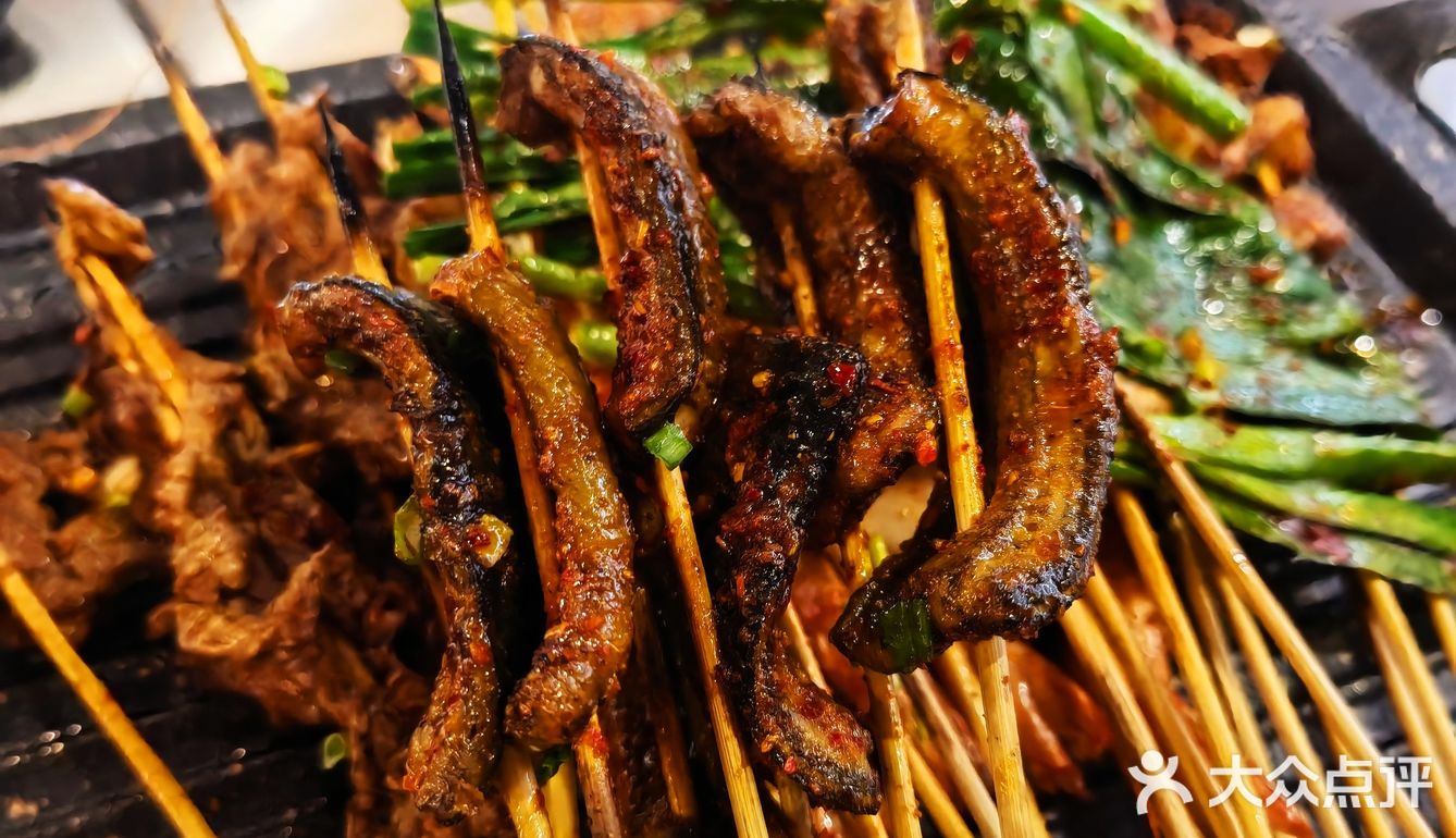 外摆、投影、潮语、出片、杰伦、精酿，这家新开烧烤店都有咯[色]