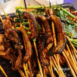 外摆、投影、潮语、出片、杰伦、精酿，这家新开烧烤店都有咯[色]