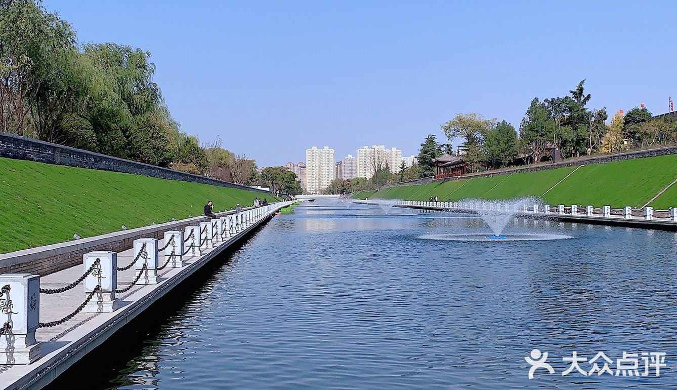 天很蓝，云很白，水很清，你很棒！