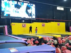 -嘿哟动霸CHUA·新潮玩运动娱乐中心·蹦床滑冰团建乐园