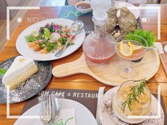 -Chom Cafe and Restaurant