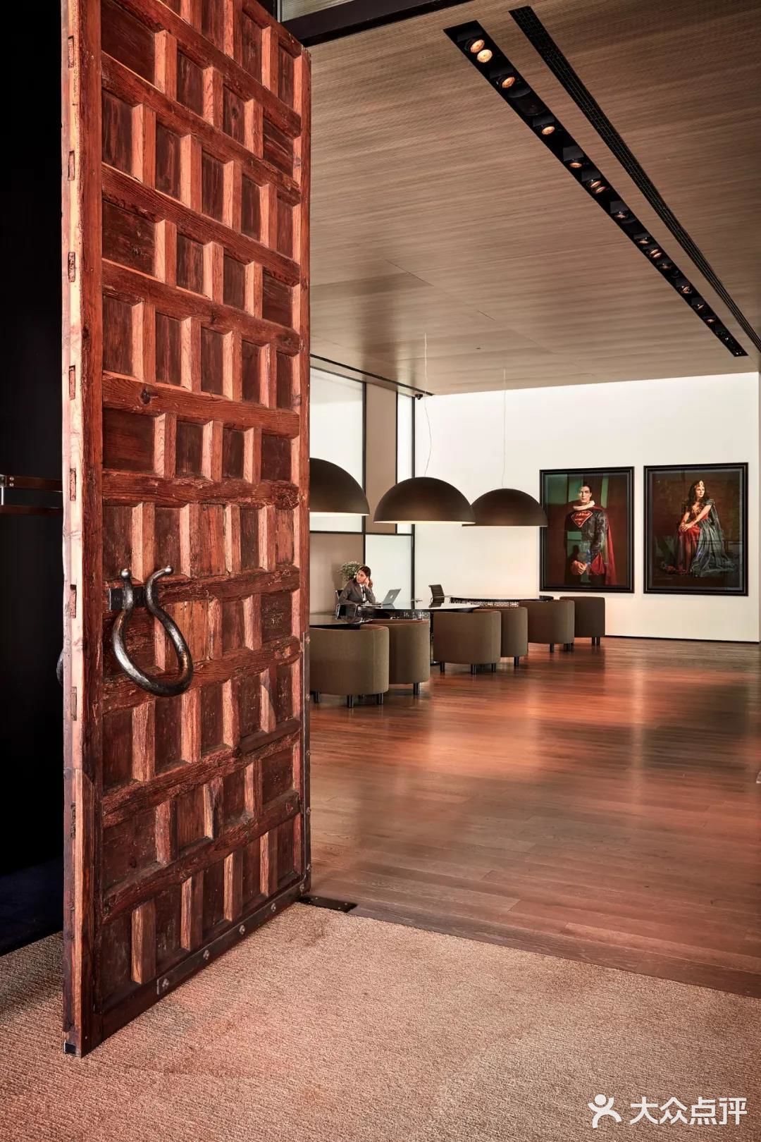 Roomers Hotel建筑外观采用简洁的黑白灰格调