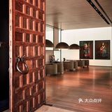 Roomers Hotel建筑外观采用简洁的黑白灰格调