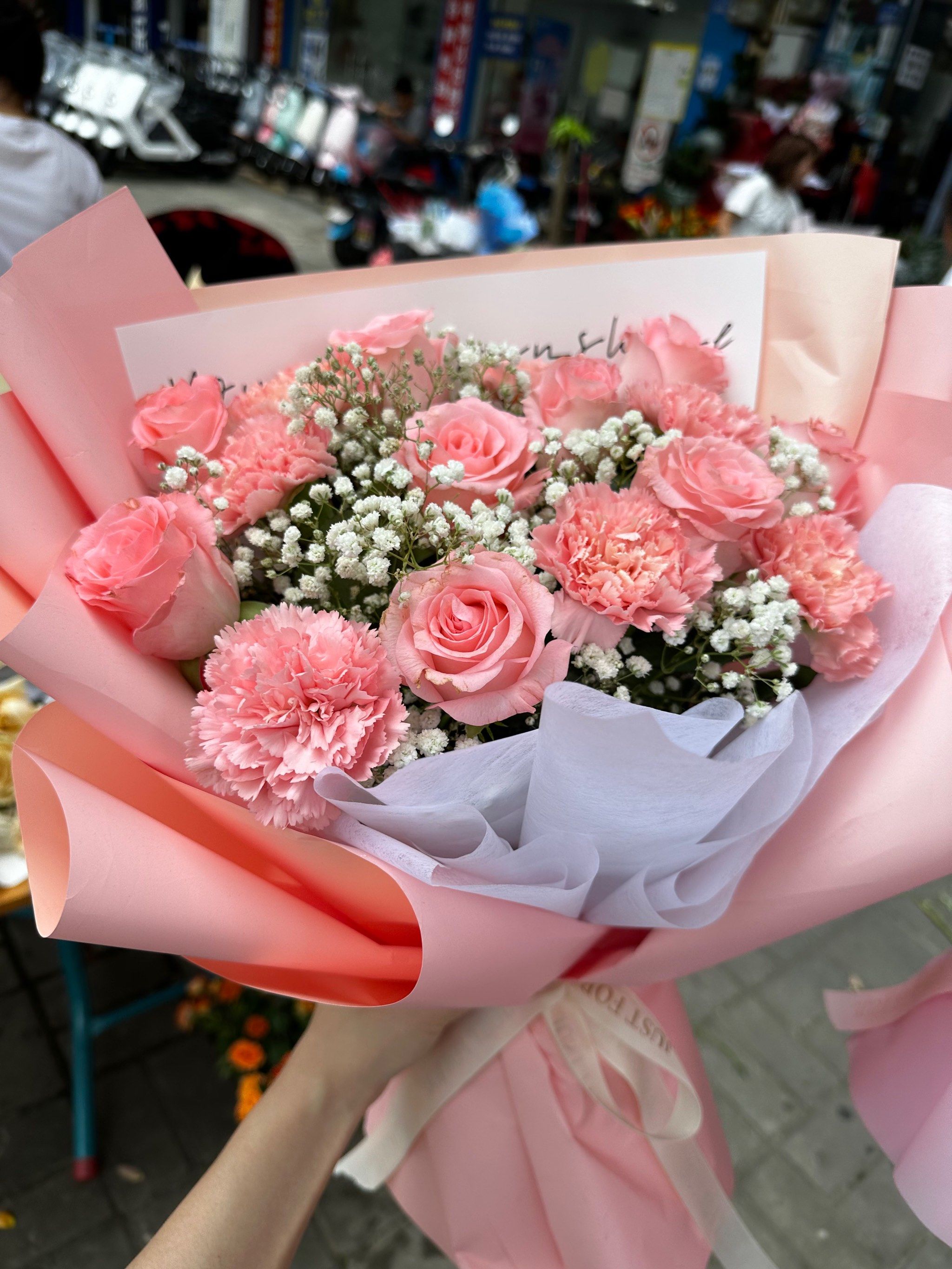 水口这家鲜花店就开在大路边上非常好找!离