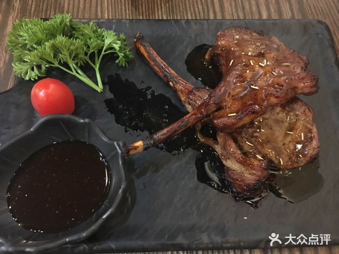 香草黑椒烤羊排