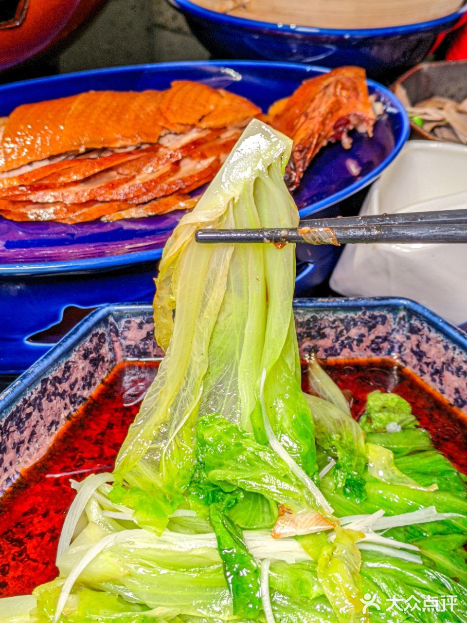 走进这家小馆，仿佛穿越时空，一边品尝着传统宫廷菜