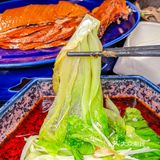 走进这家小馆，仿佛穿越时空，一边品尝着传统宫廷菜