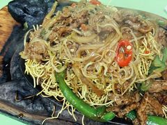 铁板黑椒牛柳炒面-胜利茶餐室