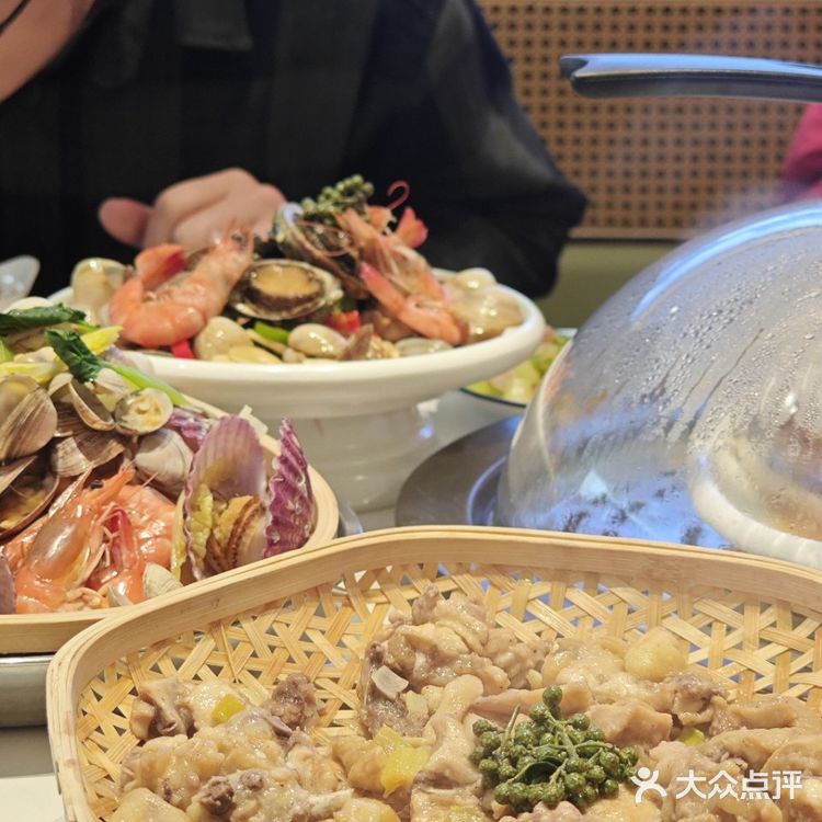 来青岛吃蒸汽海鲜必选一筐蛤蜊