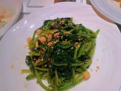 鹰嘴豆蒜香炒菠菜-洛缦音乐餐厅(工业展览馆万象城店)