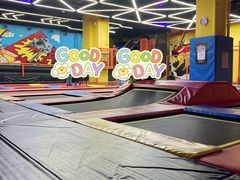 -爱蹦iBOON蹦床运动馆(江汉店)