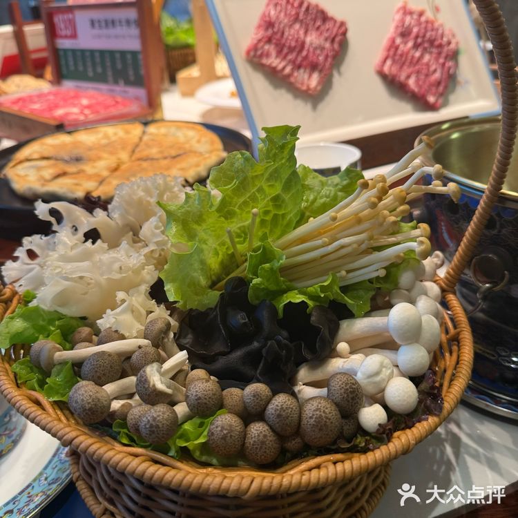 作为北京老字号铜锅涮肉品牌，他家主打传统老北京风味