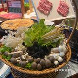 作为北京老字号铜锅涮肉品牌，他家主打传统老北京风味