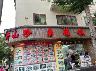 黄水镇上一家开了多年的菌汤老店