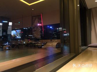 酒店也的确吸引了很多十八线小网红模样的妹子