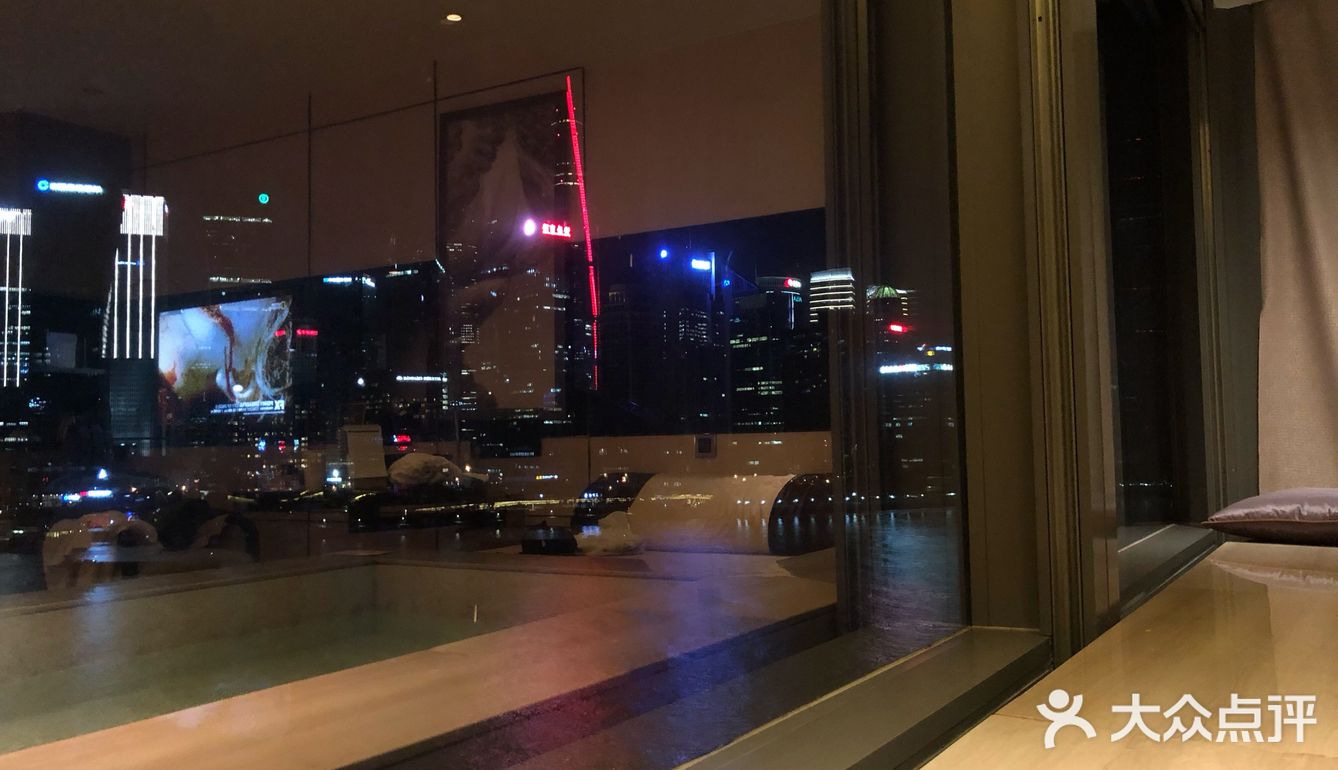 酒店也的确吸引了很多十八线小网红模样的妹子