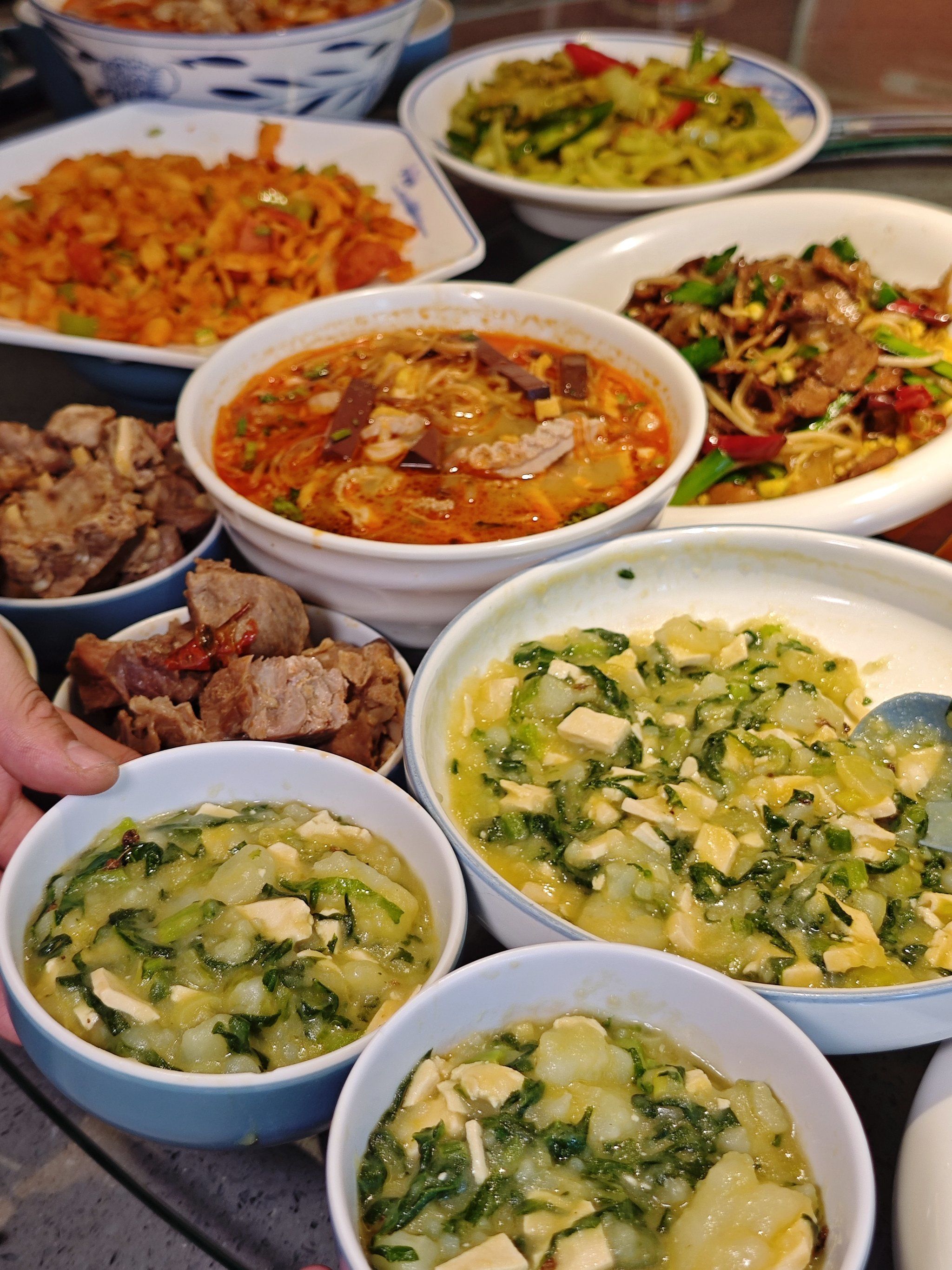 n
除了羊肉鲜嫩地道,他家陕北特色菜做的都很到位,香喷喷的,特别