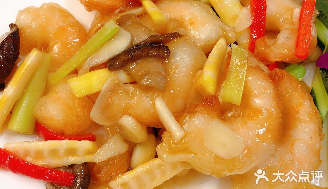 家住在这附近,家庭聚会固定地点之一。包间多