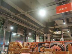 面包甜点陈列柜-么肆烤肉·中式自助·烤肉大排档(街道口季佳PAI店)