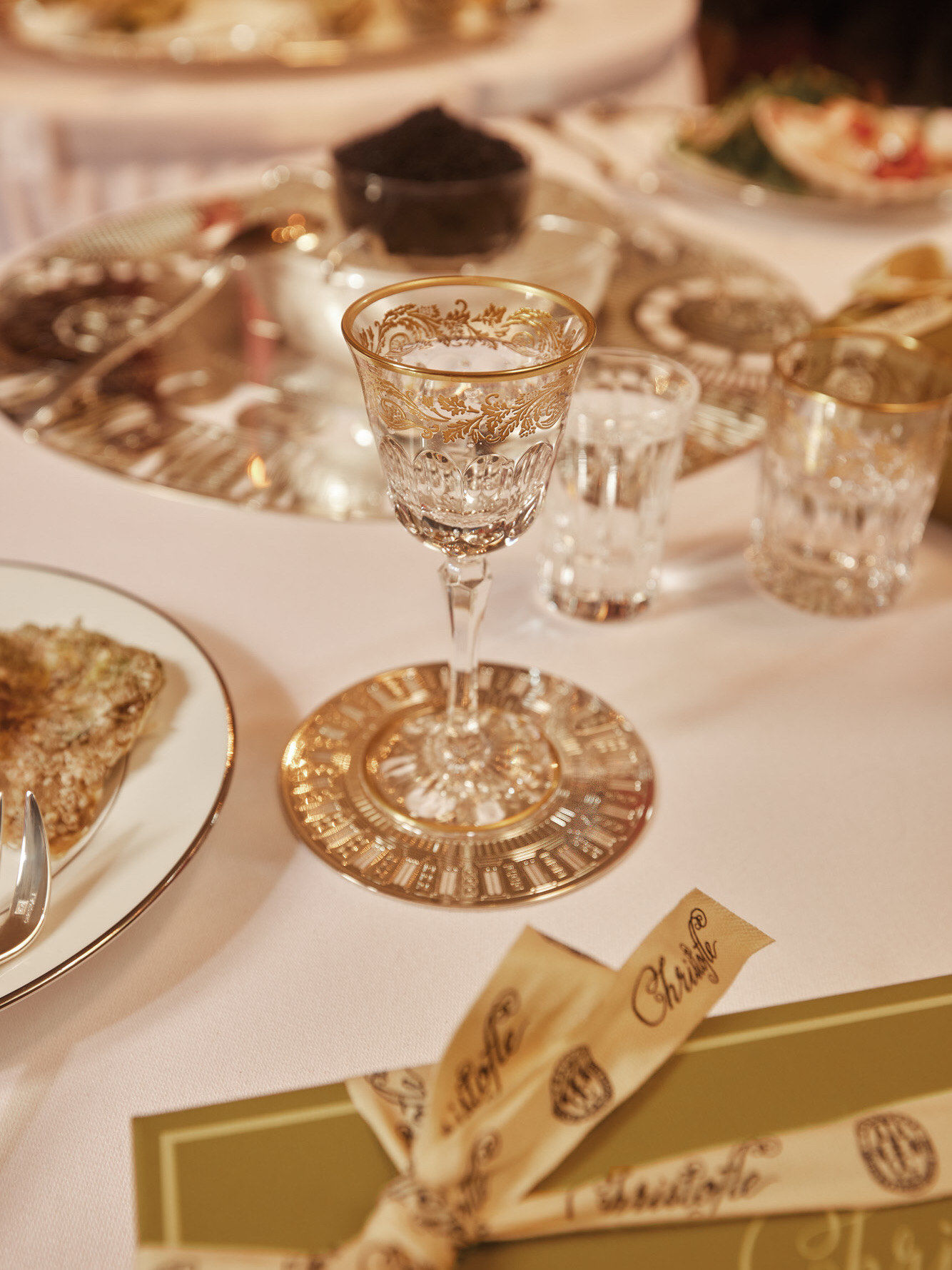 cosmique寰宇星梦系列镀银杯垫】
98银质太阳与月相图案熠熠生辉