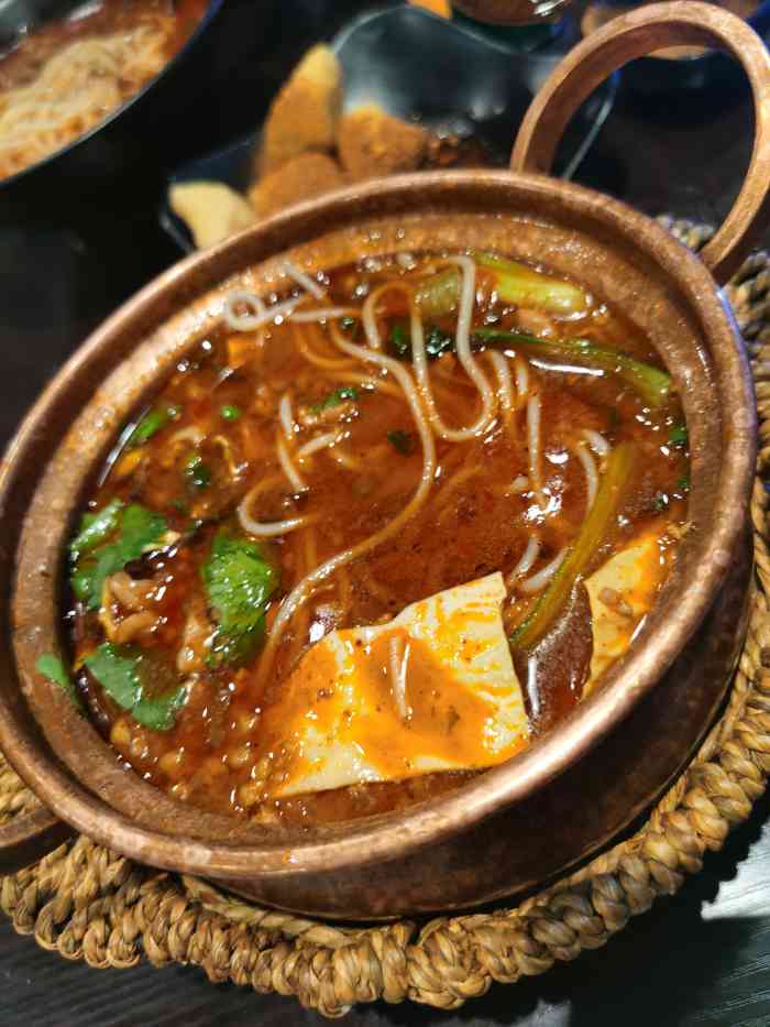 滇缅小厨(老门东店)-"[薄荷]环境: 位置在小吃街,店不大不小.