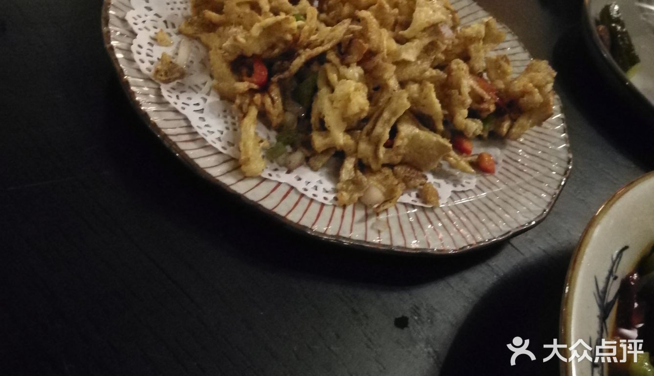 店家在湖滨银泰D区4楼， 生意很红火，周末傍晚四点多