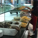 他们自制的油辣子看着通红通红的不是很辣但非常香