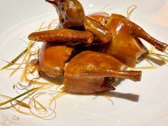 玻璃脆皮香茅石岐乳鸽-炳胜私厨(万象前海店)